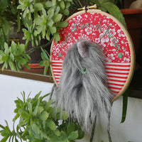 Decor pentru agățat pe perete, opera de artă textilă mică rotundă, „Frumusețe monstruoasă”, 18 cm