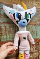 Pisică de pluș brodată bazată pe desenul uni copil, jucărie personalizată pornind de la imaginația unui copil, jucărie unică