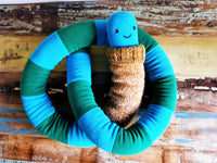 Vierme extra lung de pluș cu pulover tricotat pe gât, vierme friguros cu pulover gros, verde-albastru 200cm, creatură amuzantă, iubitor de munte, jucărie de colecție ciudată