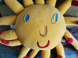 Pernuța Soare de pluș brodat,  bazat pe desenul copilului, personaj de pluș inspirat de imaginația unui copil