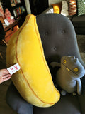 Banană uriașă de pluș, fruct gigantic bun de îmbrățișat, nu de mâncat