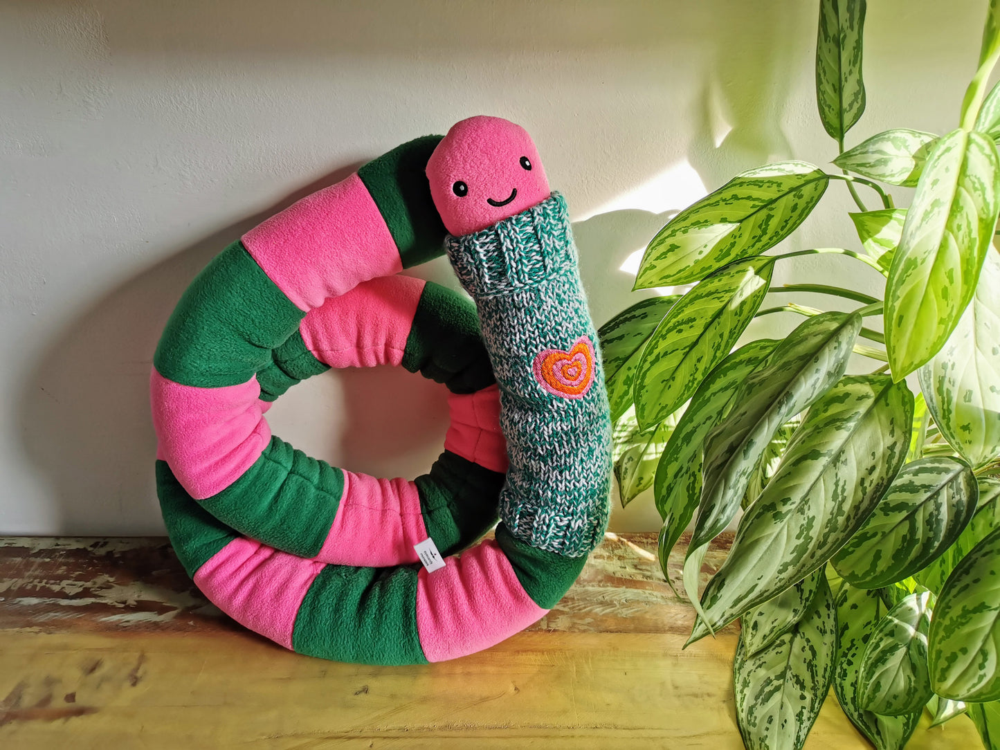 Vierme uriaș de pluș cu pulover tricotat pe gât, vierme friguros cu pulover gros verde brodat, verde-roz-portocaliu, 200cm creatură amuzantă cu mesaj de dragoste , jucărie de colecție originală