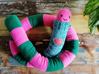 Vierme uriaș de pluș cu pulover tricotat pe gât, vierme friguros cu pulover gros verde brodat, verde-roz-portocaliu, 200cm creatură amuzantă cu mesaj de dragoste , jucărie de colecție originală