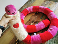 Vierme uriaș de pluș cu pulover tricotat pe gât, vierme friguros cu pulover gros si mesaj de dragoste, Roșu/ Roz 200cm, creatură amuzantă , jucărie de colecție originală