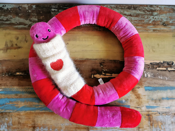 Vierme uriaș de pluș cu pulover tricotat pe gât, vierme friguros cu pulover gros si mesaj de dragoste, Roșu/ Roz 200cm, creatură amuzantă , jucărie de colecție originală