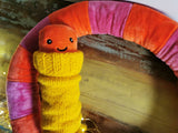 Vierme uriaș de pluș cu pulover tricotat pe gât, vierme friguros cu pulover gros, portocaliu-roz-galben 200cm , creatură amuzantă , jucărie de colecție originală
