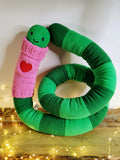 Vierme uriaș de pluș cu pulover tricotat pe gât, vierme friguros cu pulover gros si mesaj de dragoste, Roșu/ Roz 200cm, creatură amuzantă , jucărie de colecție originală